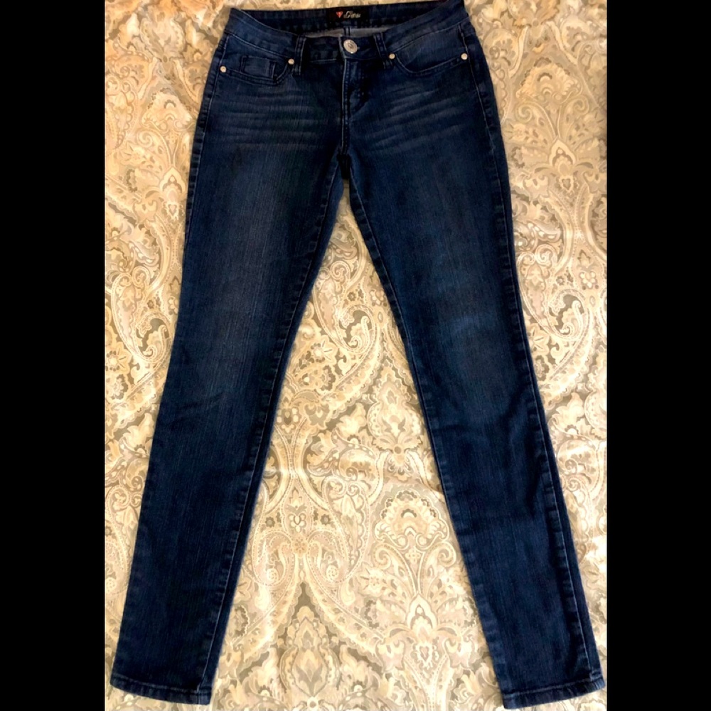Guess Jeans! 27, Dark wash, Mid rise 🌸
